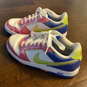 Nike air tennis shoes. Size 7 US